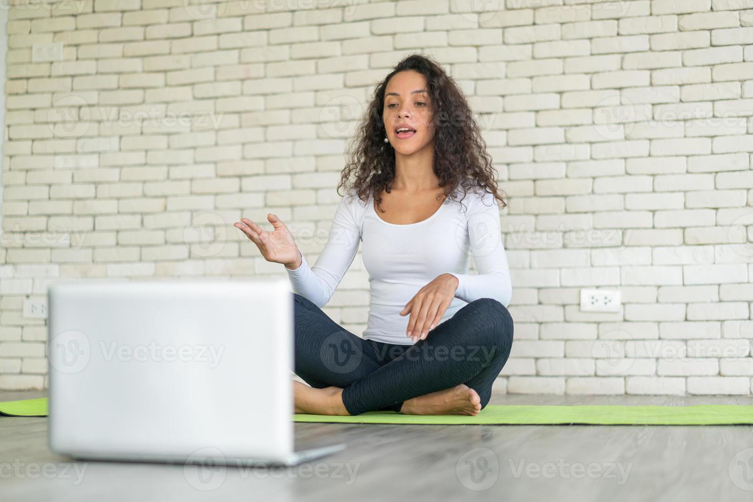 mulher latina ensinando ioga online foto