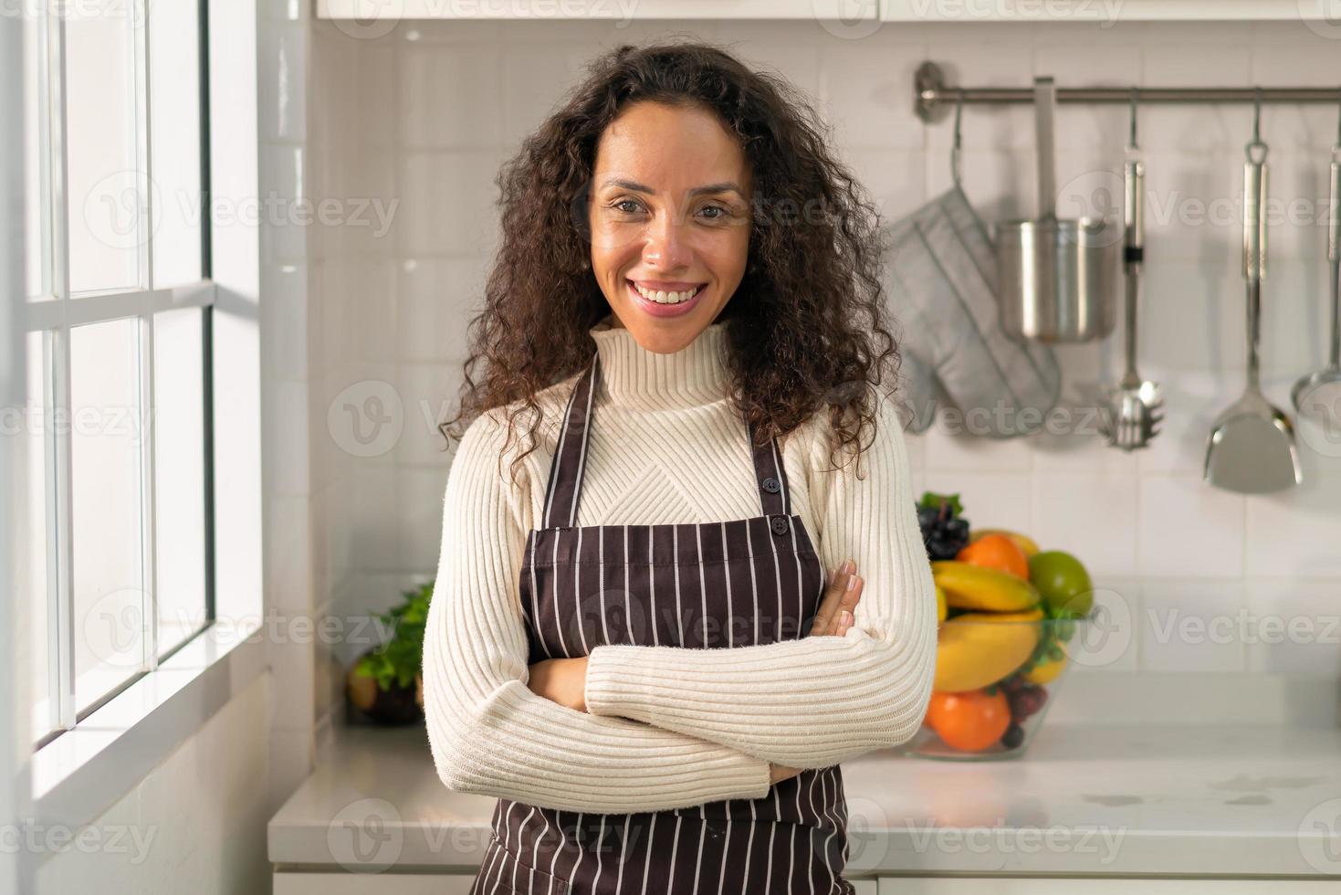 retrato de mulher latina na cozinha foto