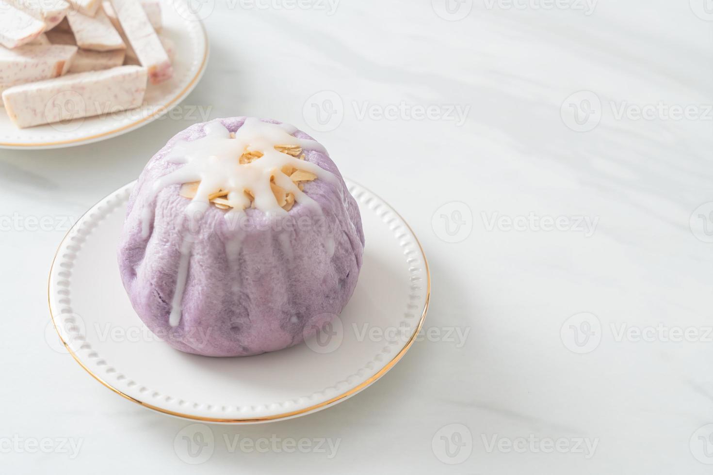 pão de taro com creme de açúcar branco e noz foto