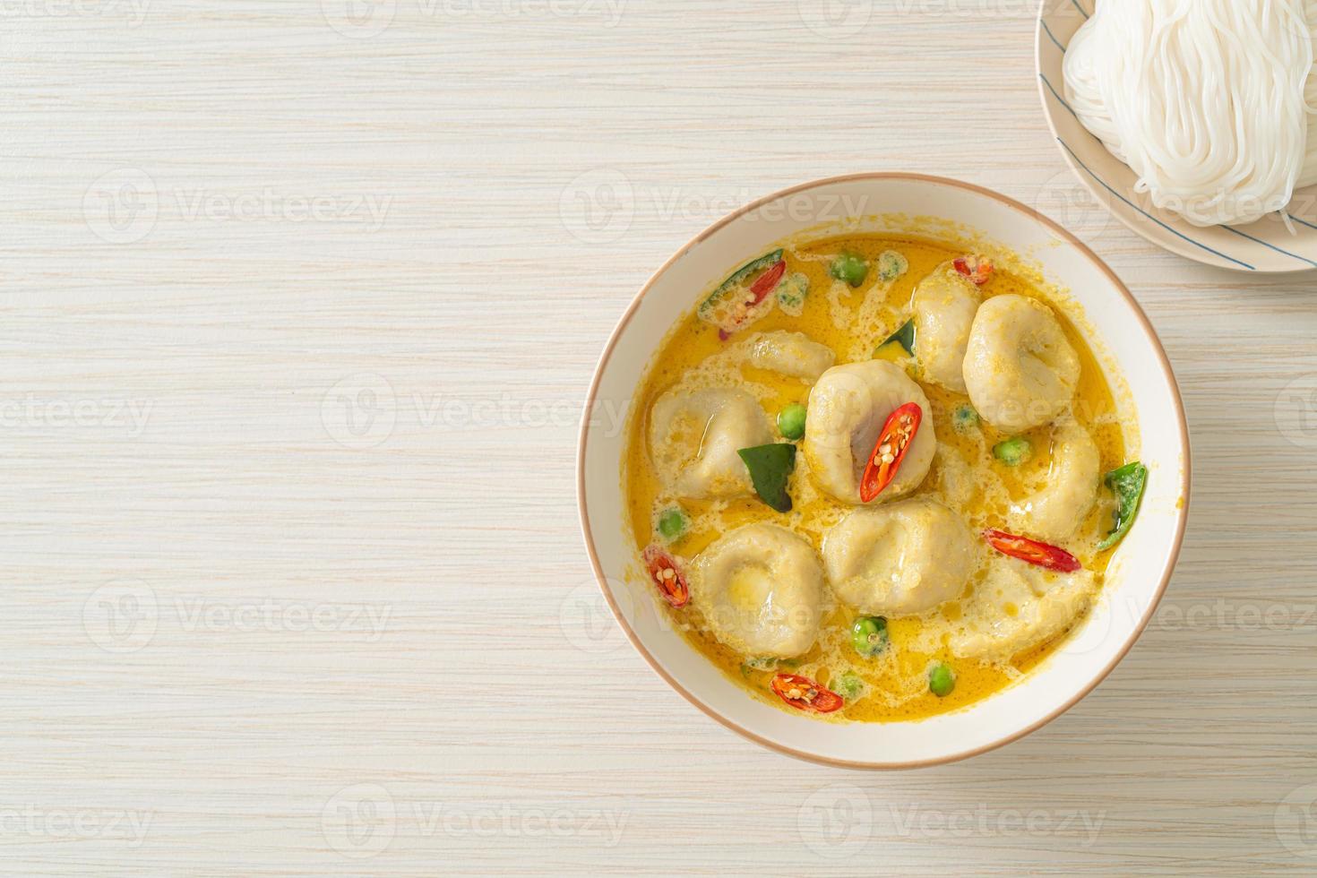 sopa de curry verde com bola de peixe foto
