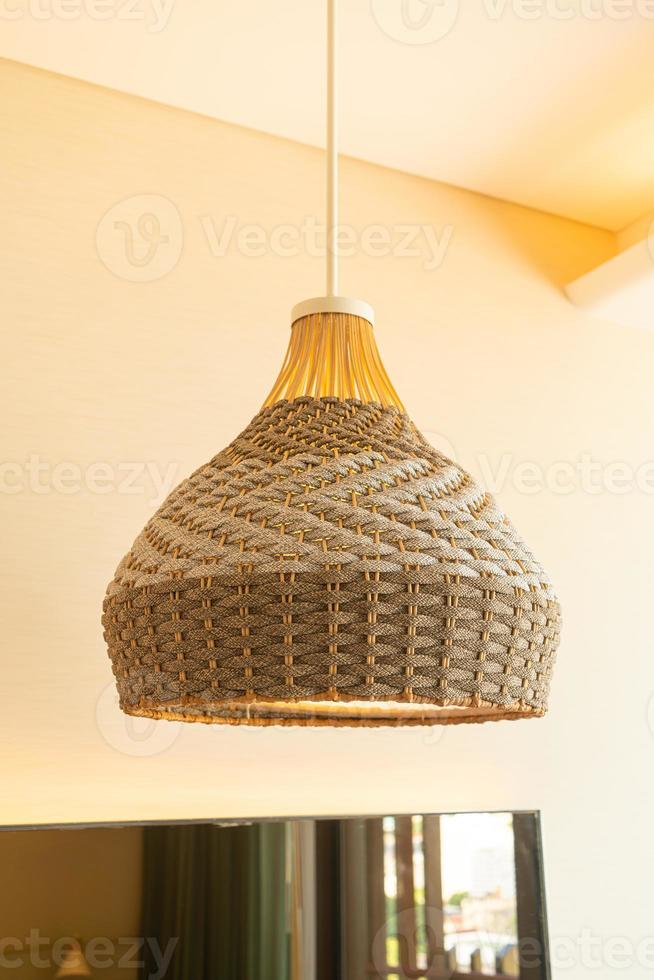 bela lâmpada de vime com iluminação foto