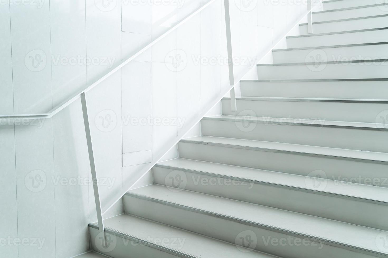 escada linda e vazia foto