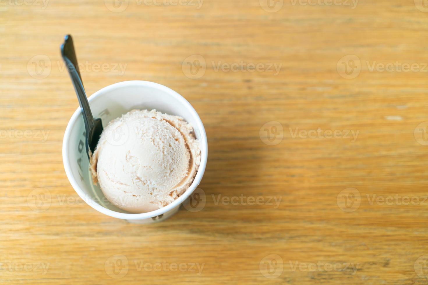 colher de sorvete de chá Earl Grey na xícara foto