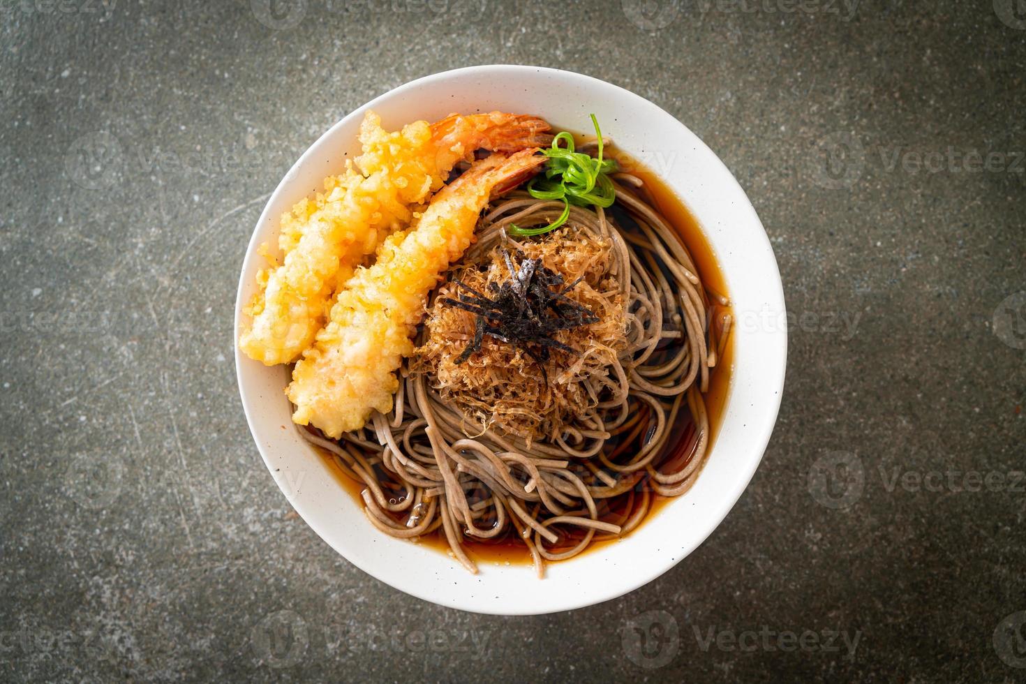 macarrão ramen japonês com tempura de camarão foto