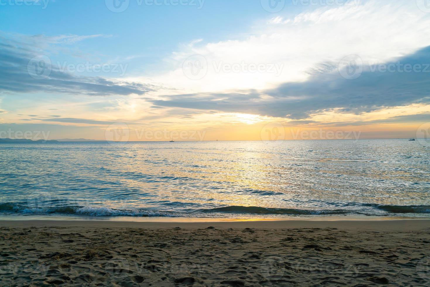 bela praia tropical e mar com céu crepuscular foto