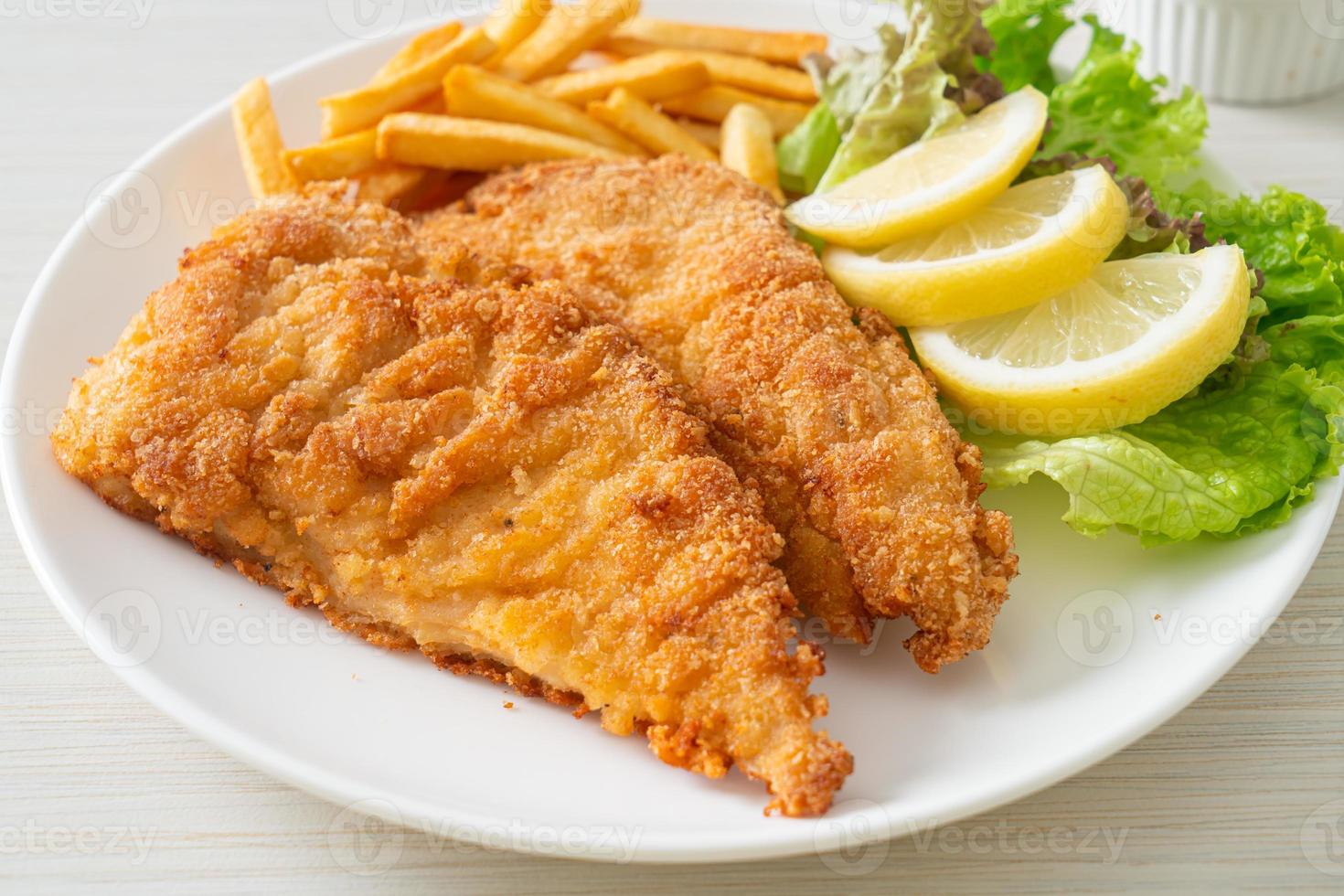 schnitzel caseiro à milanesa com batata frita foto