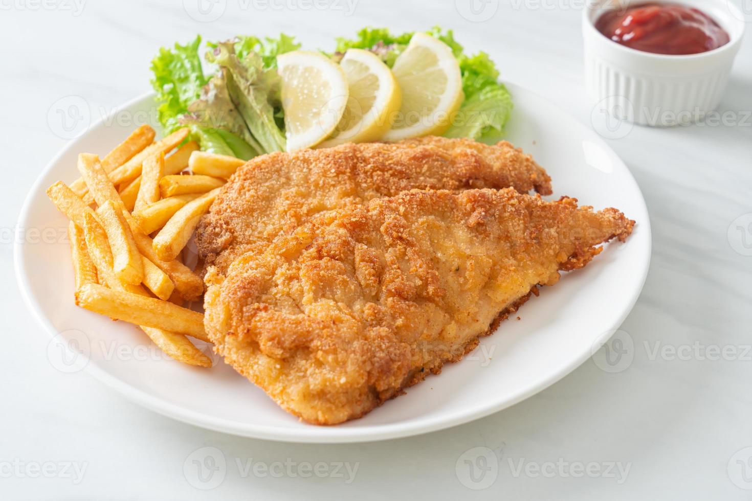 schnitzel caseiro à milanesa com batata frita foto