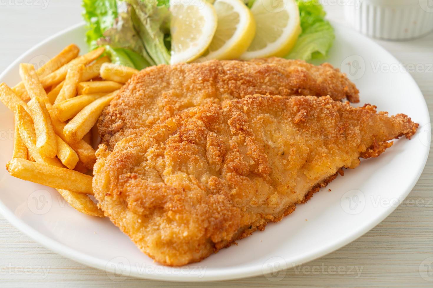 schnitzel caseiro à milanesa com batata frita foto