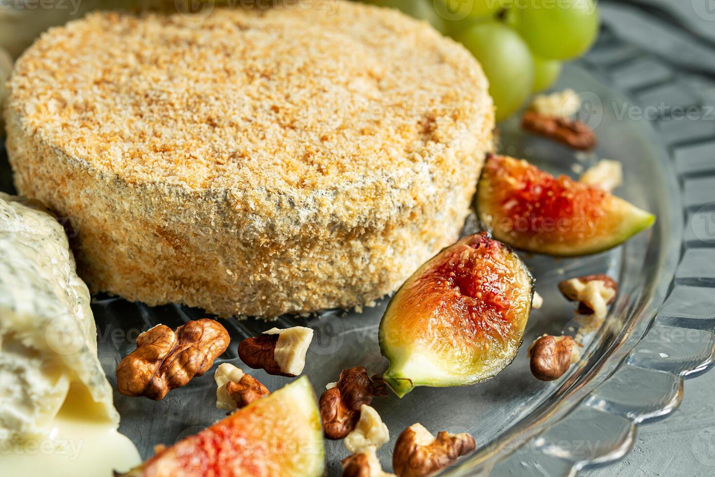 francês queijo com uvas, nozes e figos foto