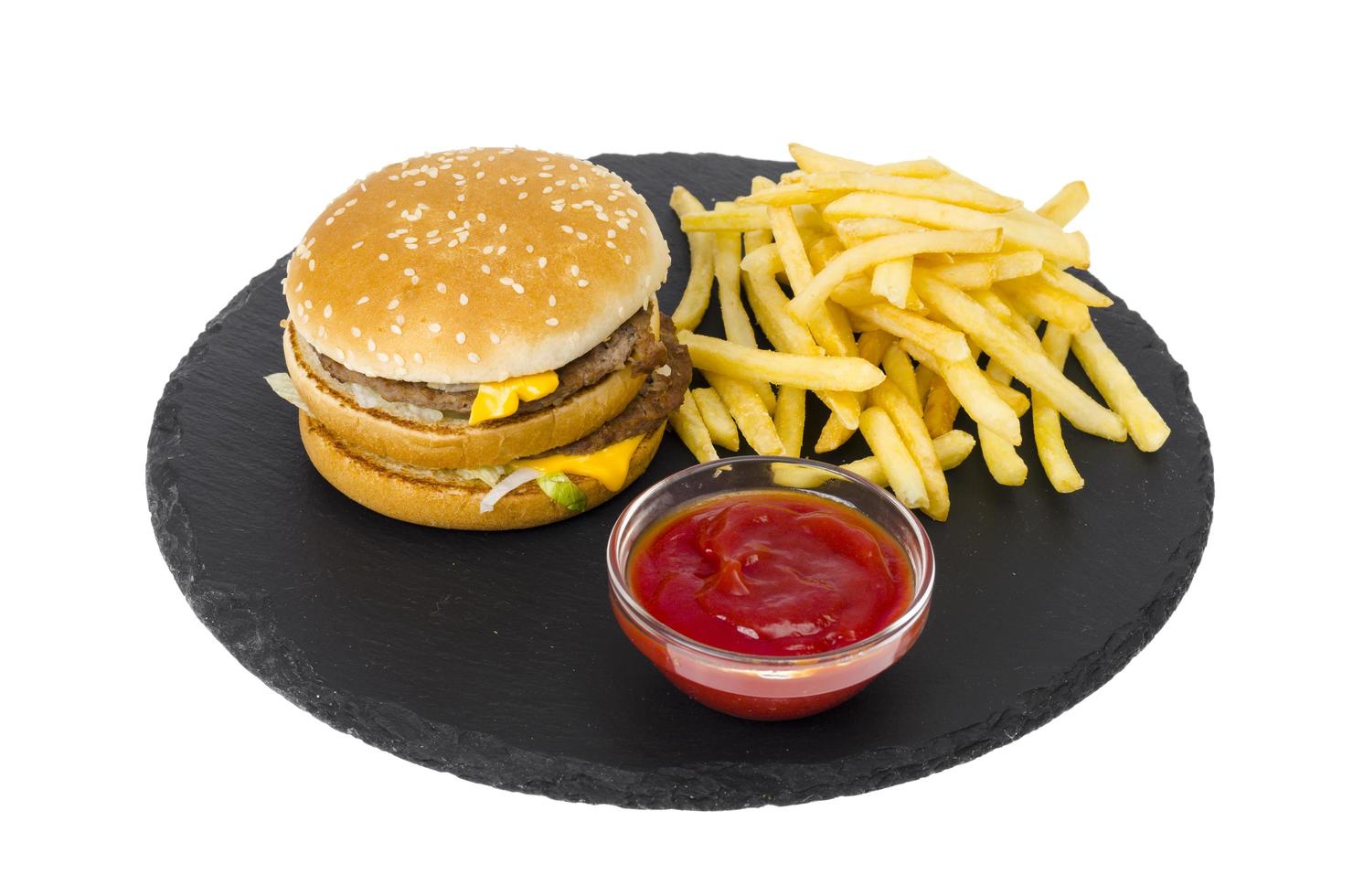 hambúrguer e batatas fritas, ketup na placa preta. foto