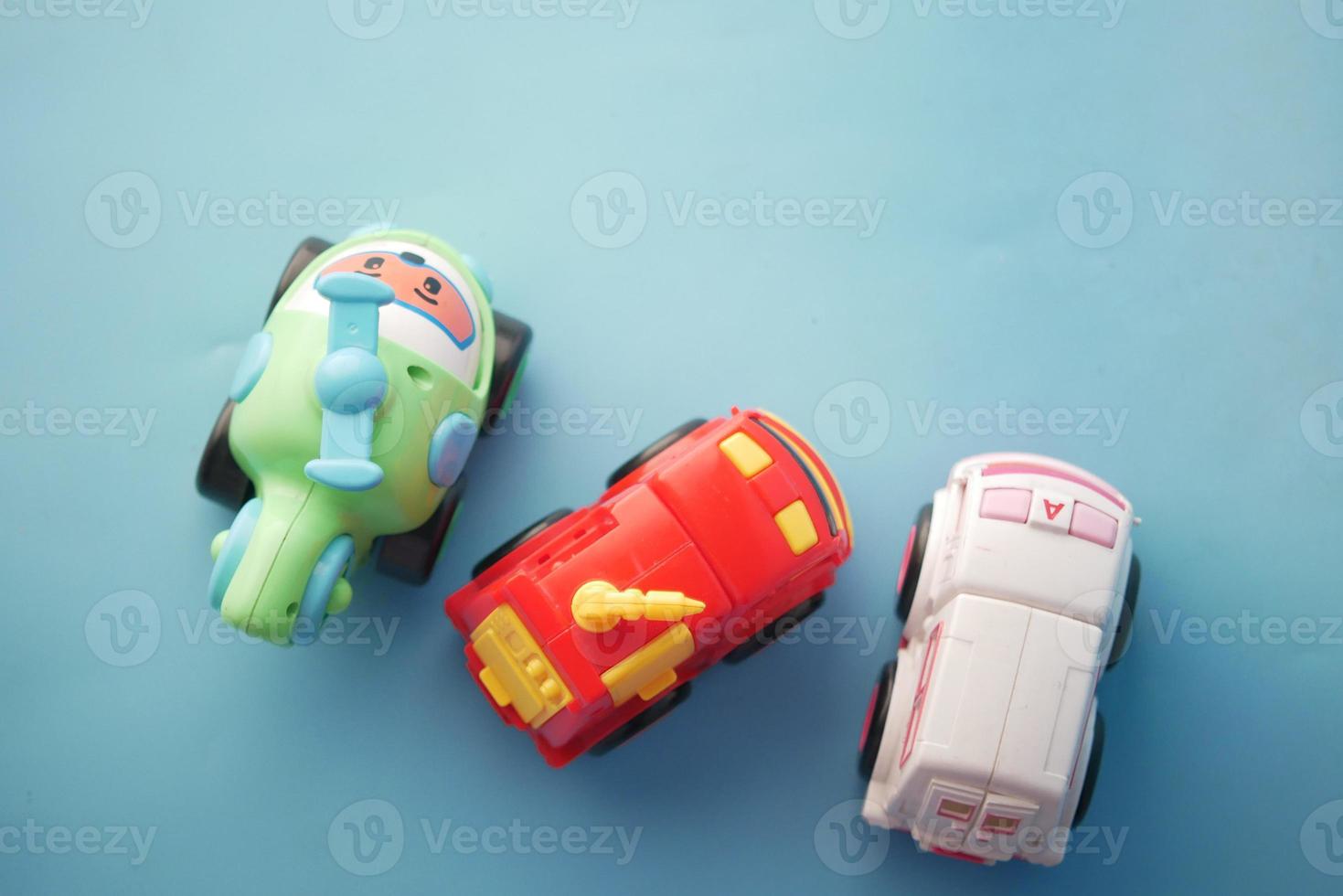 brinquedos de plástico coloridos em fundo azul foto