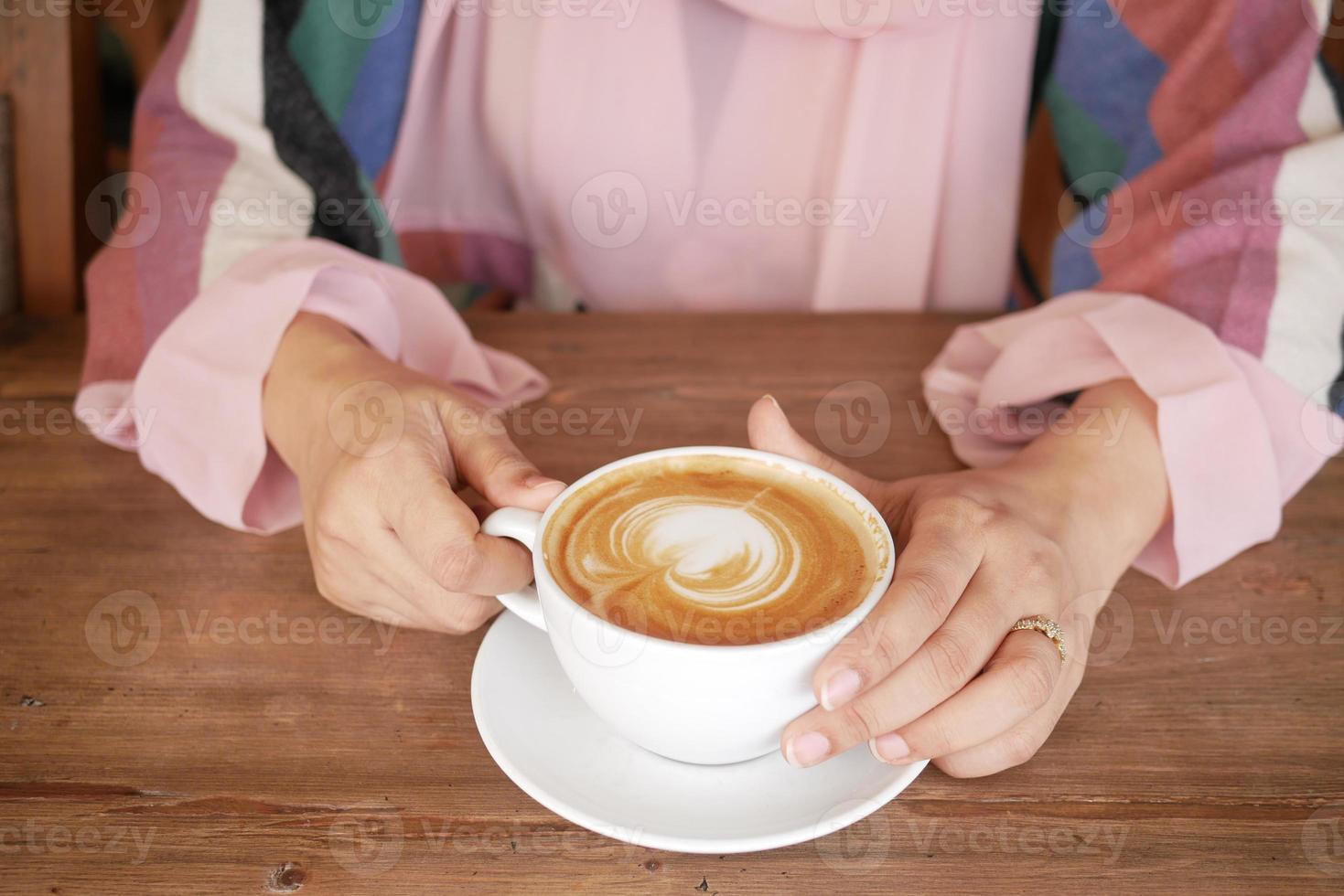 vista de alto ângulo de mulheres segurando a xícara de café. foto