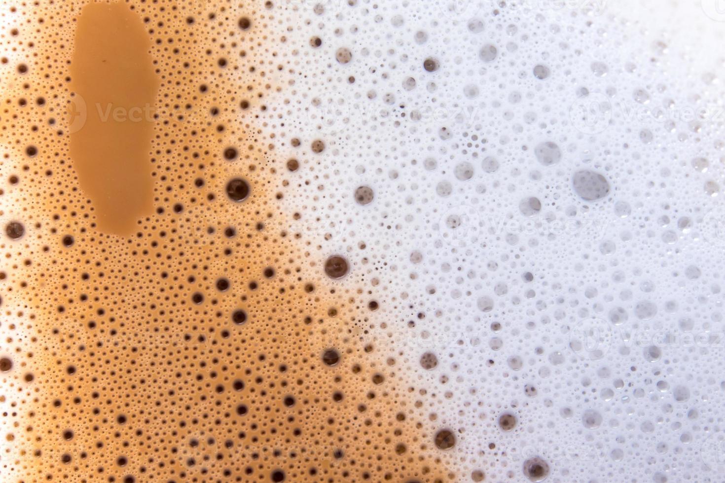 textura superficial de café com leite quente e espuma macia foto