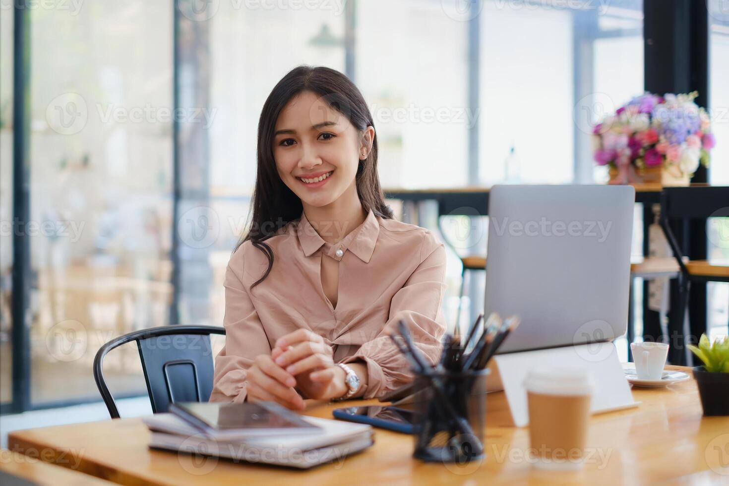 retrato do mulher sentado às dela escritório. atraente jovem confiante o negócio mulher ou contador ter idéia para dela grande projeto. foto