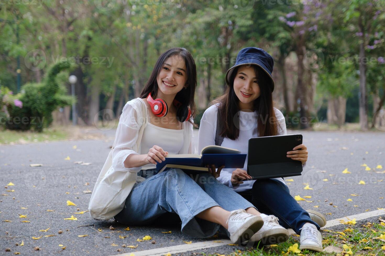 dois alunos estão sentado durante lendo uma livro e comunicação. estudar, Educação, universidade, faculdade, graduado conceito foto