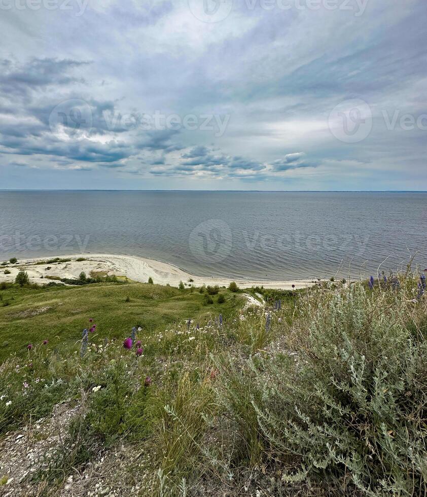 uma deslumbrante maior ângulo tiro do uma penhasco ao longo a Volga rio banco, apresentando a grande rio contra uma cênico panorama foto