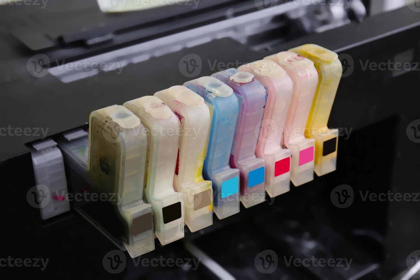 cartuchos com tintas para máquina de impressão moderna foto