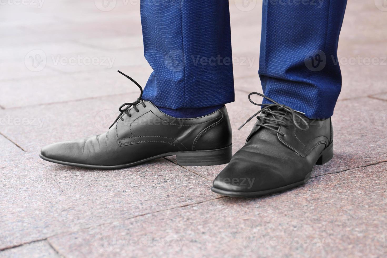 homem elegante em sapatos de couro preto ao ar livre foto