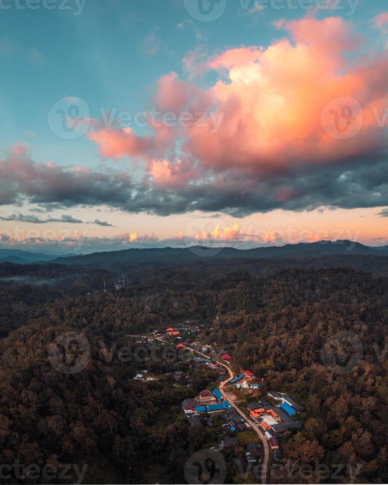 montanhas e céu noturno em vila rural foto