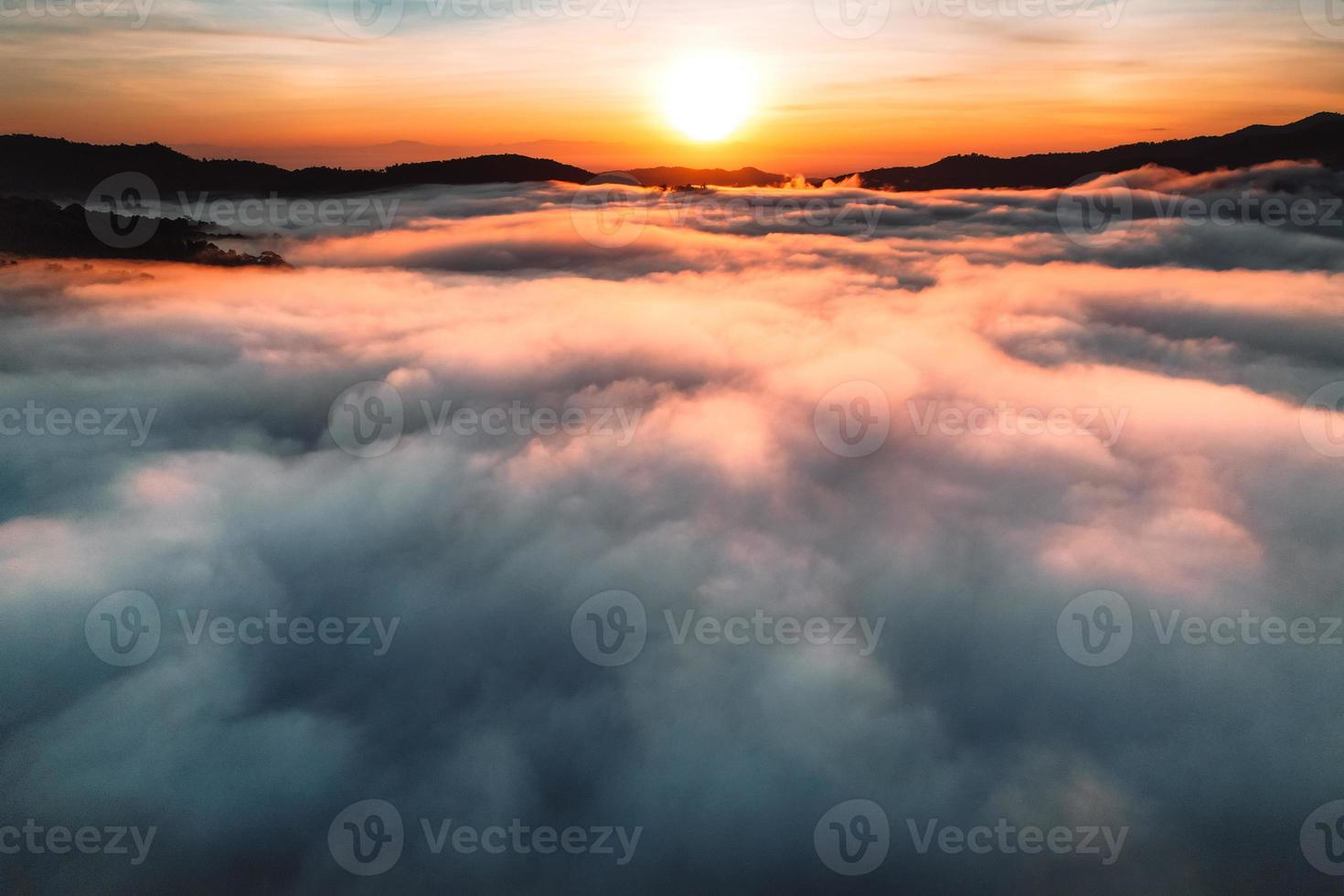 voando acima das nuvens nascer do sol e nevoeiro foto