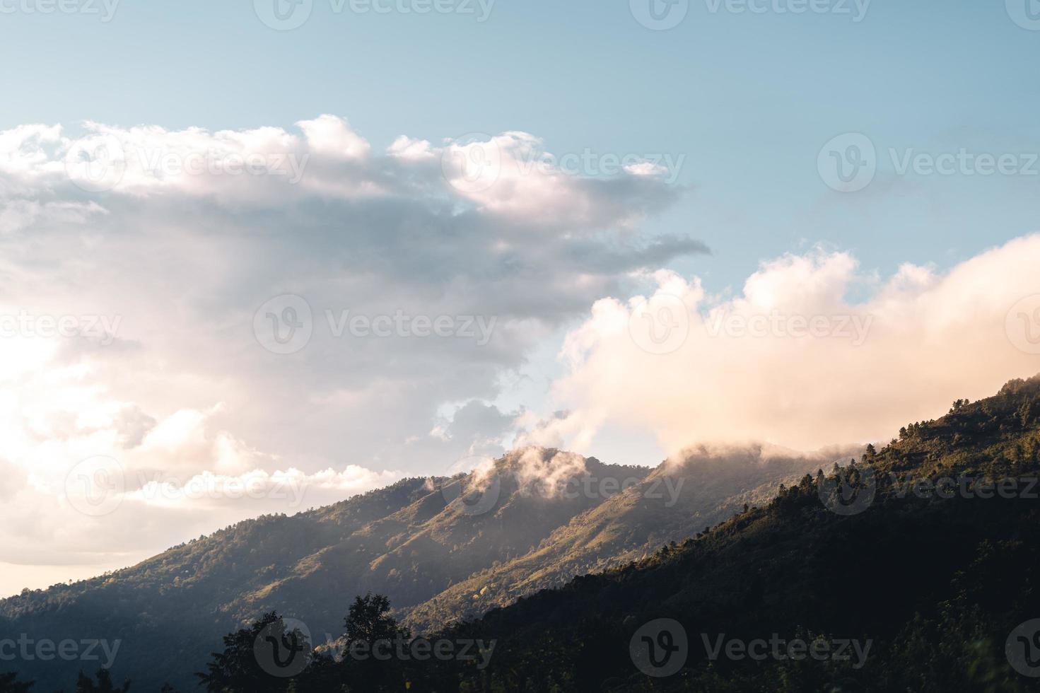 vista panorâmica das montanhas contra o céu durante o pôr do sol foto