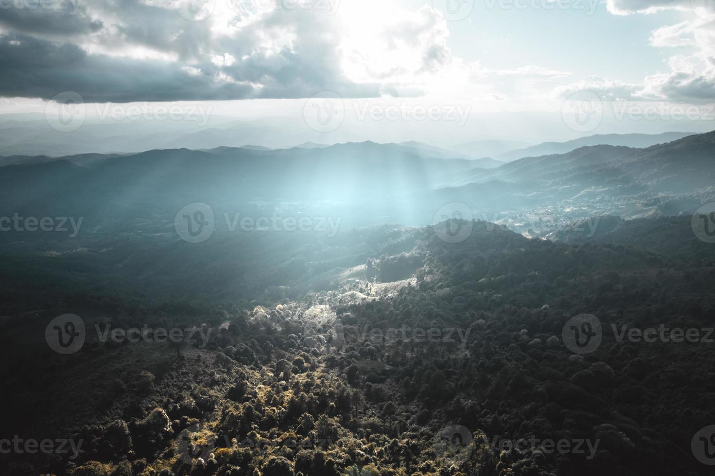 vista panorâmica das montanhas contra o céu durante o pôr do sol foto