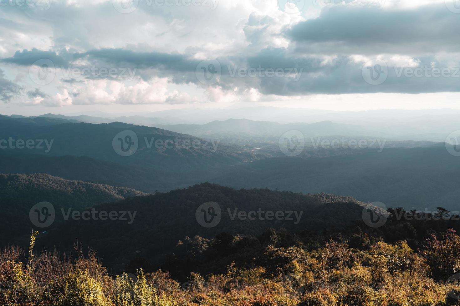 vista panorâmica das montanhas contra o céu durante o pôr do sol foto