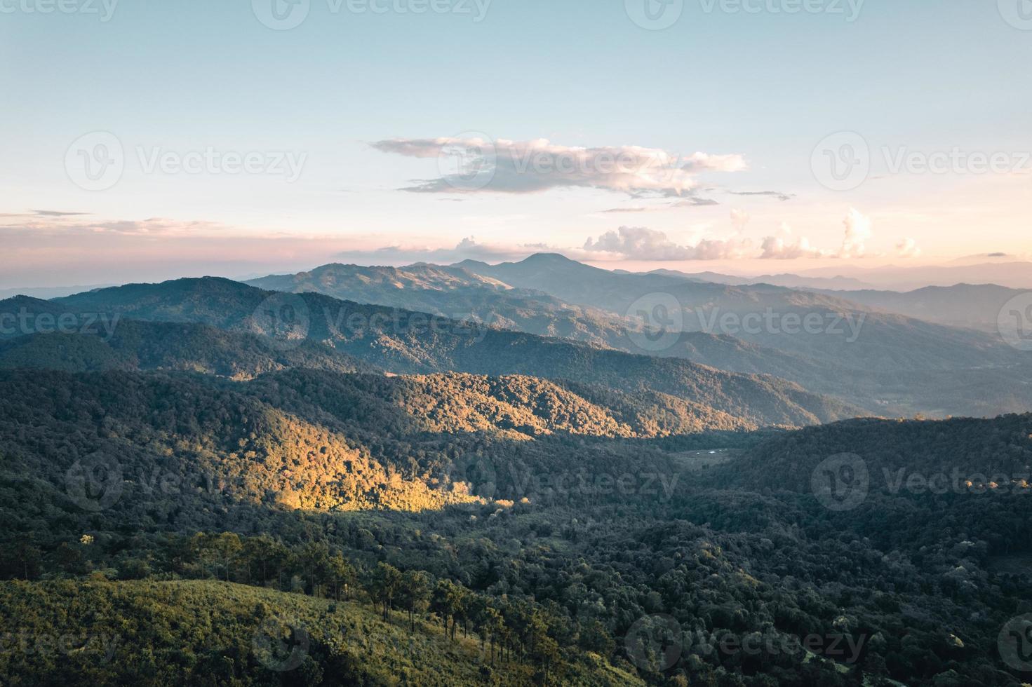 vista panorâmica das montanhas contra o céu durante o pôr do sol foto