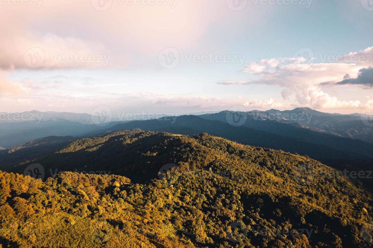 vista panorâmica das montanhas contra o céu durante o pôr do sol foto