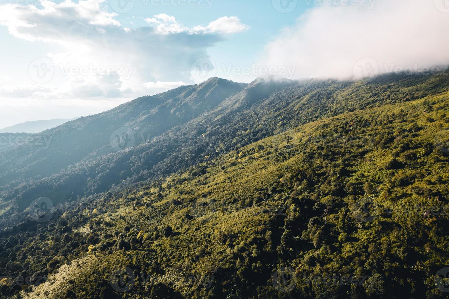 vista panorâmica das montanhas contra o céu durante o pôr do sol foto