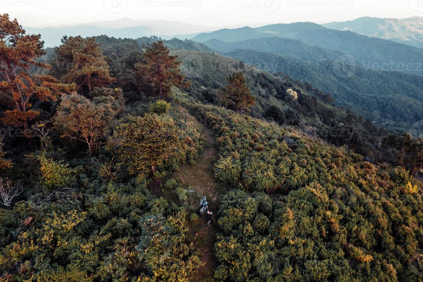 vista panorâmica das montanhas contra o céu durante o pôr do sol foto