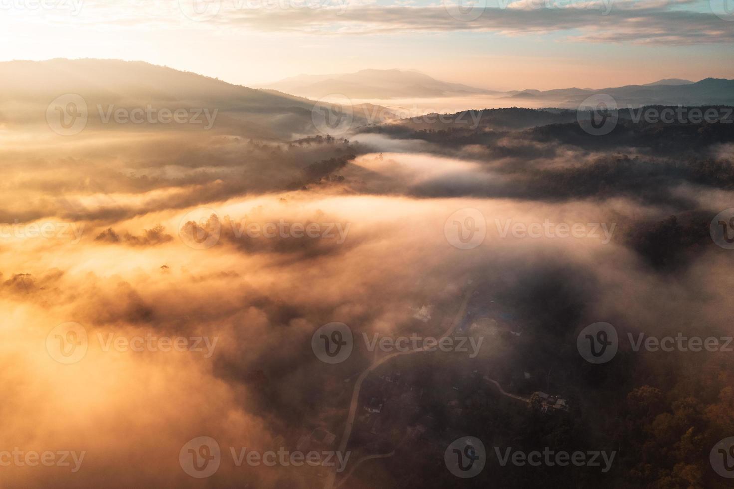 voando acima das nuvens nascer do sol e nevoeiro foto