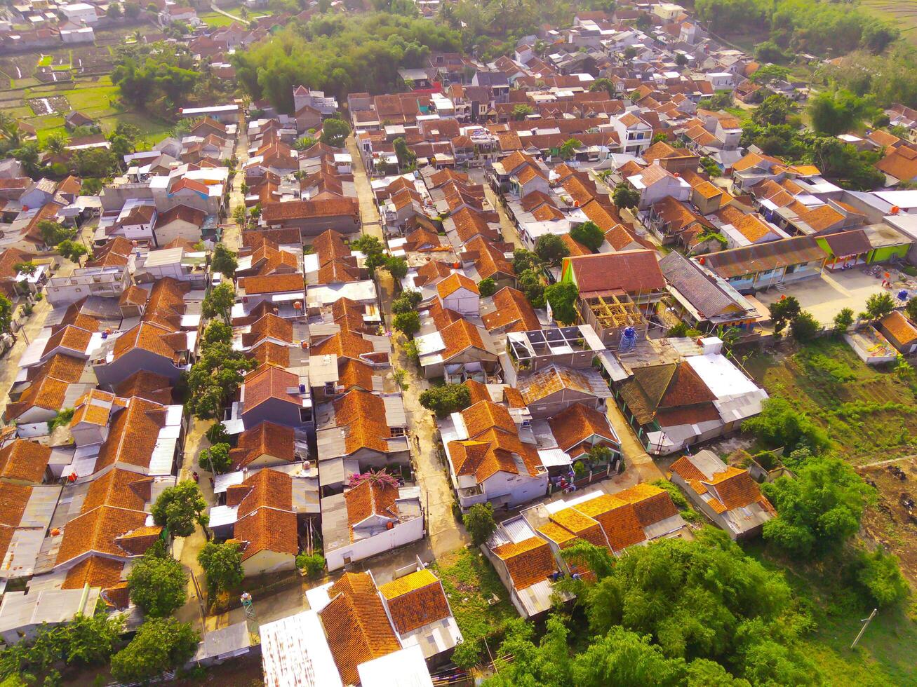 aéreo do casas dentro Bandung subúrbios. a aéreo Visão ocupado a partir de uma zangão do uma ampla habitação Estado dentro bandung, Indonésia. muitos semelhante casas dentro uma denso desenvolvimento. foto