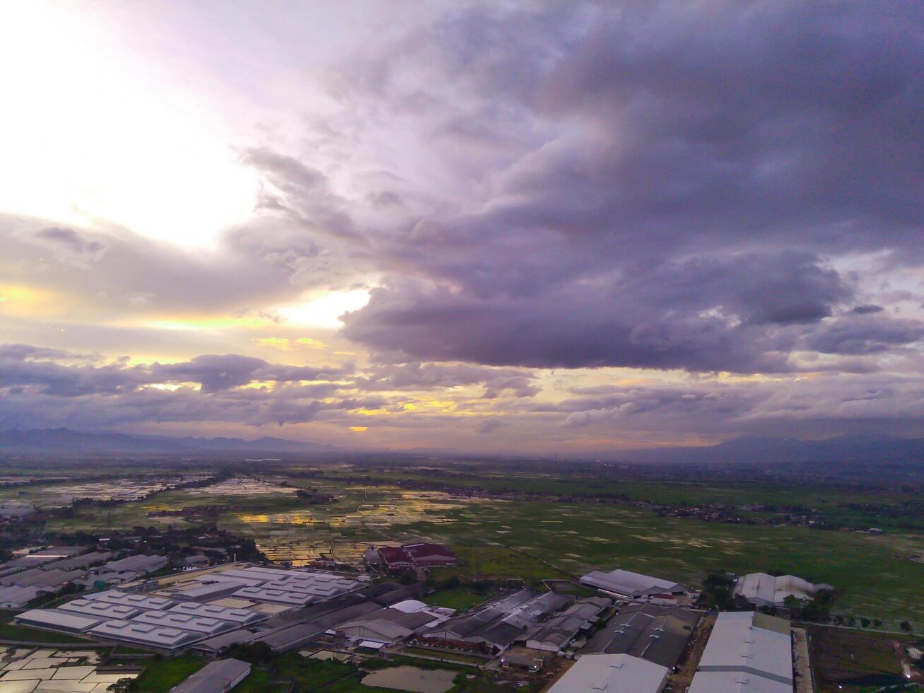 pôr do sol visualizar. aéreo fotografia. pitoresco panorâmico aéreo céu dentro a tarde. tiro a partir de uma zangão vôo 200 metros alto. cikancung, Indonésia foto