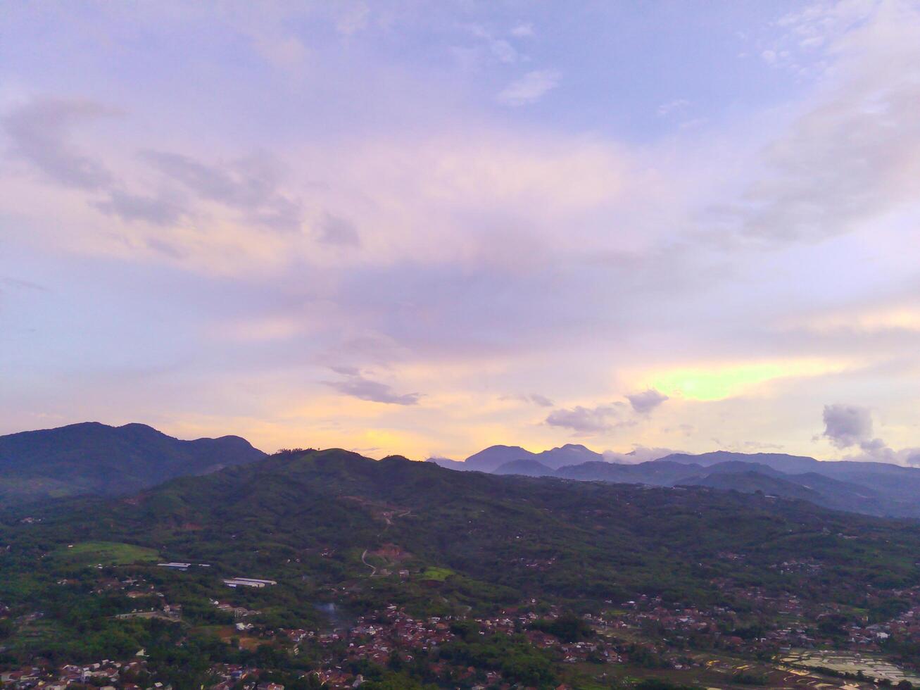 pôr do sol visualizar. aéreo fotografia. pitoresco panorâmico aéreo céu dentro a tarde. tiro a partir de uma zangão vôo 200 metros alto. cikancung, Indonésia foto