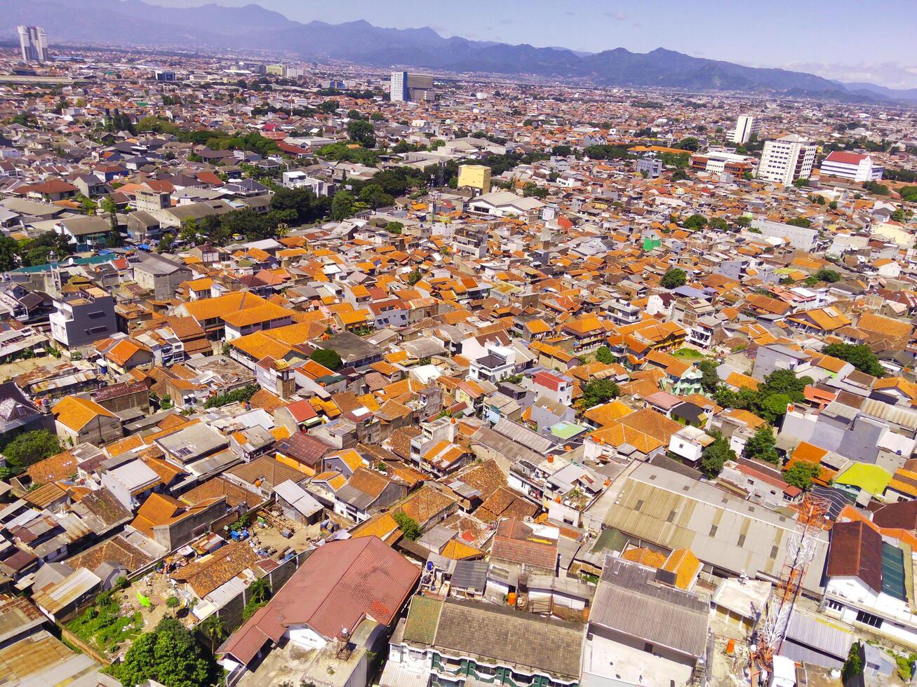 aéreo panorama do a superpovoado residencial distrito do Bandung cidade. Visão do a denso residencial panorama dentro cidade baixa. aéreo fotografia. social problemas. tiro a partir de uma vôo zangão foto