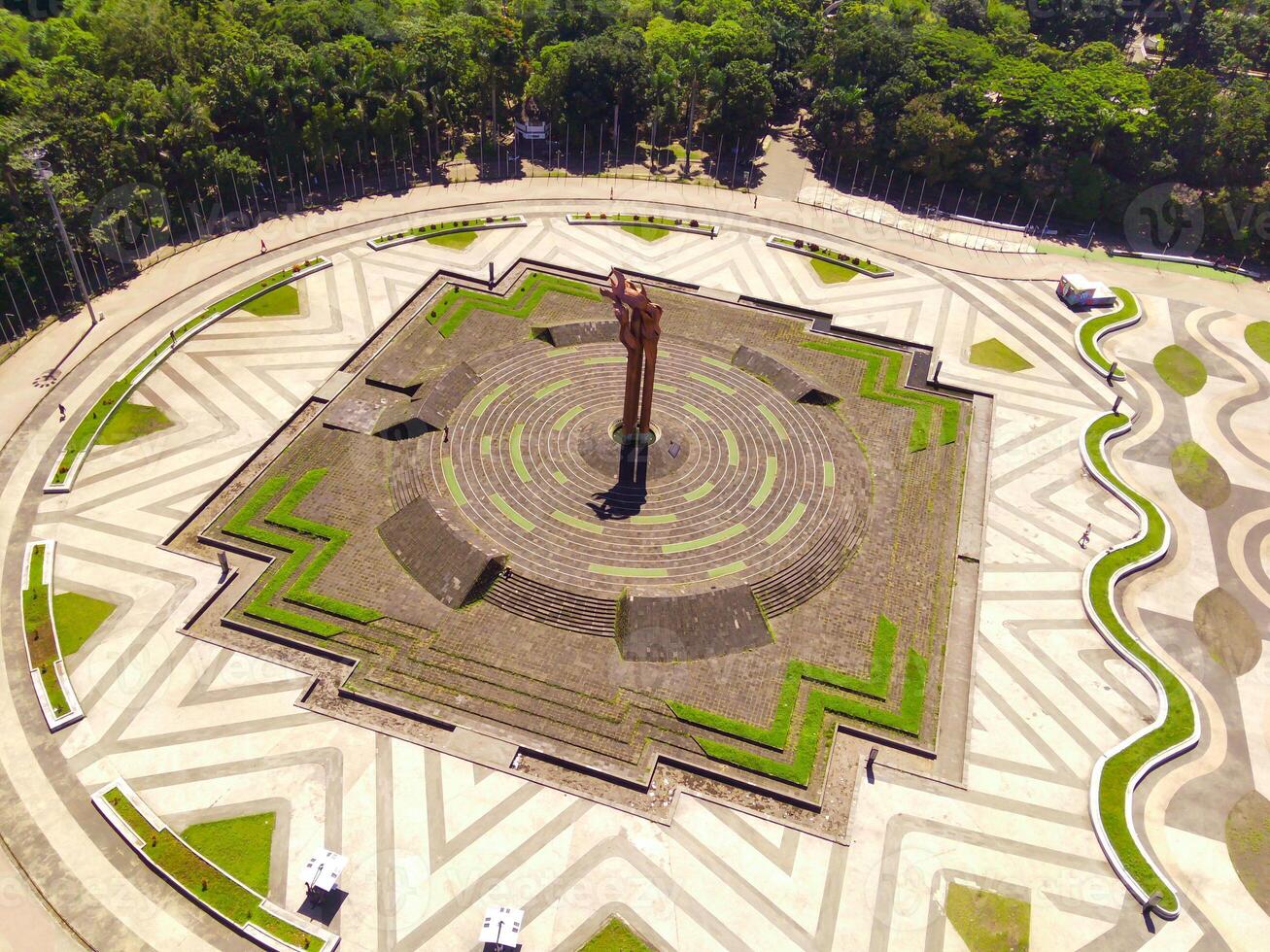 Bandung mar do fogo monumento dentro tegalega parque, Bandung - Indonésia. topo Visão nacional monumento, Indonésia, Ásia. aéreo visualizar. zangão fotografia. tiro a partir de uma zangão vôo 100 metros Alto foto