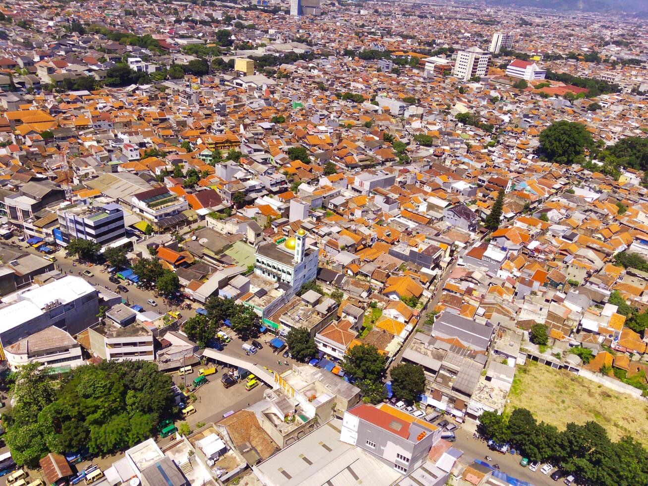 aéreo panorama do a superpovoado residencial distrito do Bandung cidade. Visão do a denso residencial panorama dentro cidade baixa. aéreo fotografia. social problemas. tiro a partir de uma vôo zangão foto