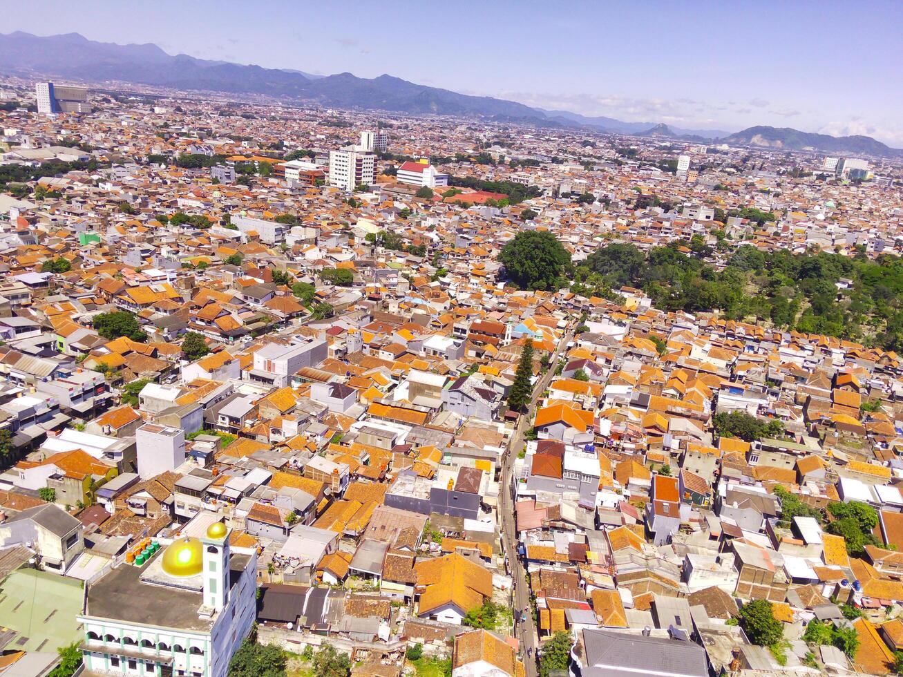 aéreo panorama do a superpovoado residencial distrito do Bandung cidade. Visão do a denso residencial panorama dentro cidade baixa. aéreo fotografia. social problemas. tiro a partir de uma vôo zangão foto