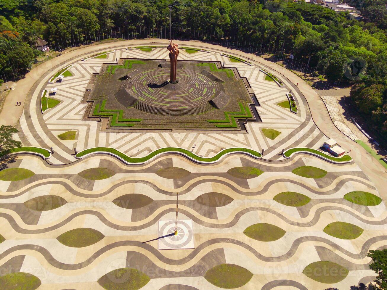 Bandung mar do fogo monumento dentro tegalega parque, Bandung - Indonésia. topo Visão nacional monumento, Indonésia, Ásia. aéreo visualizar. zangão fotografia. tiro a partir de uma zangão vôo 100 metros Alto foto