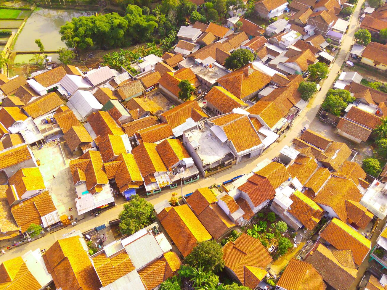 aéreo Visão do nagreg cidade - Indonésia a partir de a céu. lá estão arroz Campos, vales e colinas, espremido de denso assentamentos e uma a Principal estrada. tiro a partir de uma zangão vôo 200 metros alto. foto