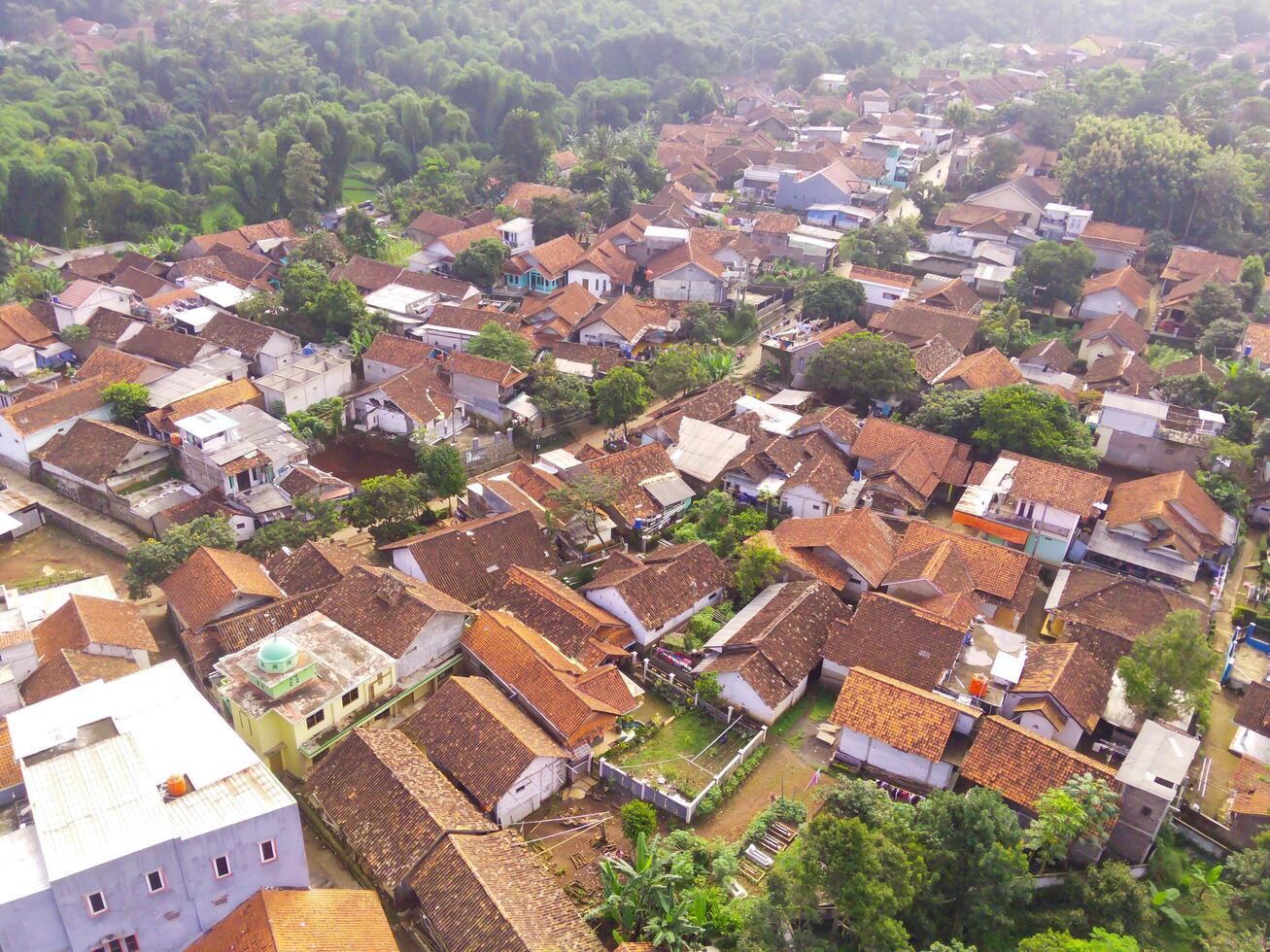 Visão do residência localizado em a colina. aéreo Visão do residência dentro uma controlo remoto área dentro cicalengka, Bandung - Indonésia. acima. habitação indústria. tiro dentro zangão vôo 100 metros foto