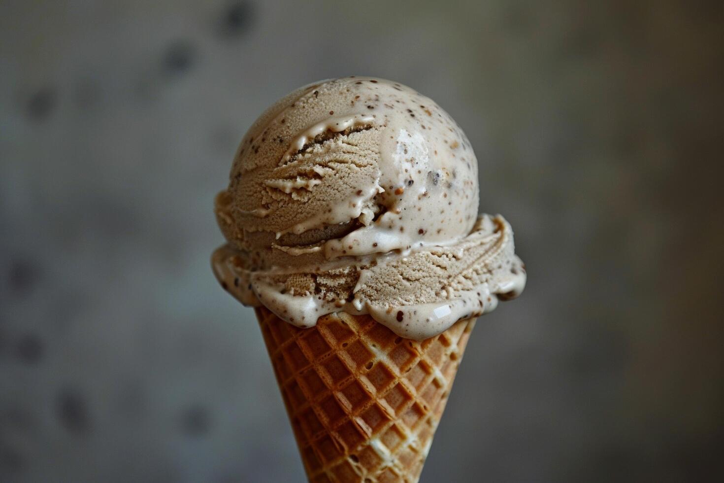 uma colher do cremoso e maluco avelã sorvete dentro uma açúcar cone foto