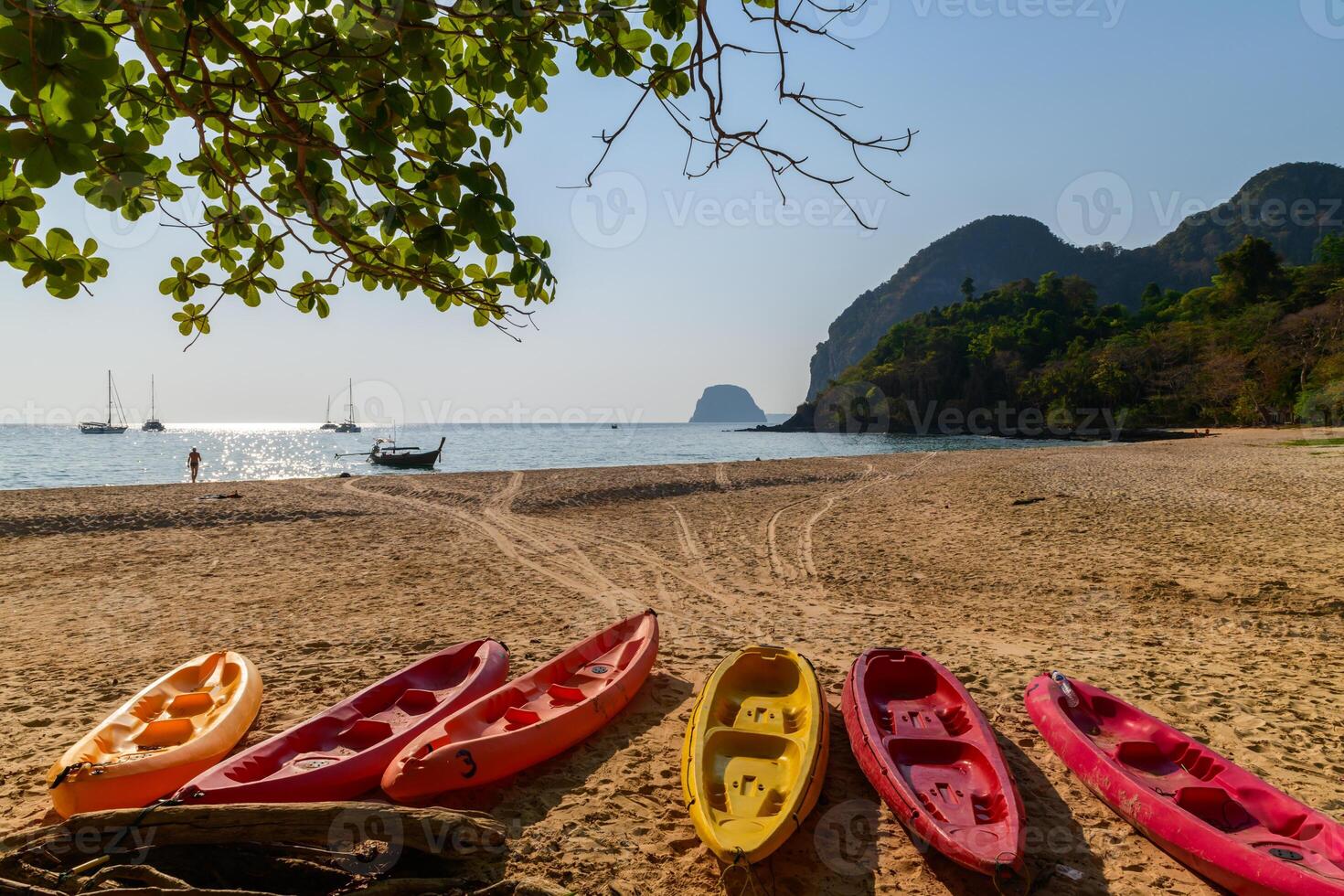 panorama do farang de praia ou Charlie praia, lá estão canoas em a arenoso de praia em koh muk, trang província. foto