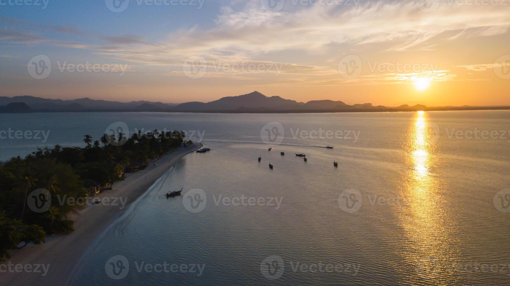 aéreo Visão do koh mook ou koh muk ilha com lindo céu e nascer do sol, dentro trang, tailândia. foto