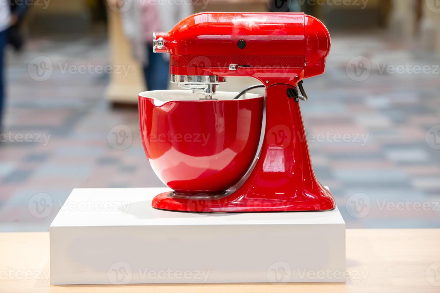 vermelho metal Comida processador em uma branco fornecer. foto