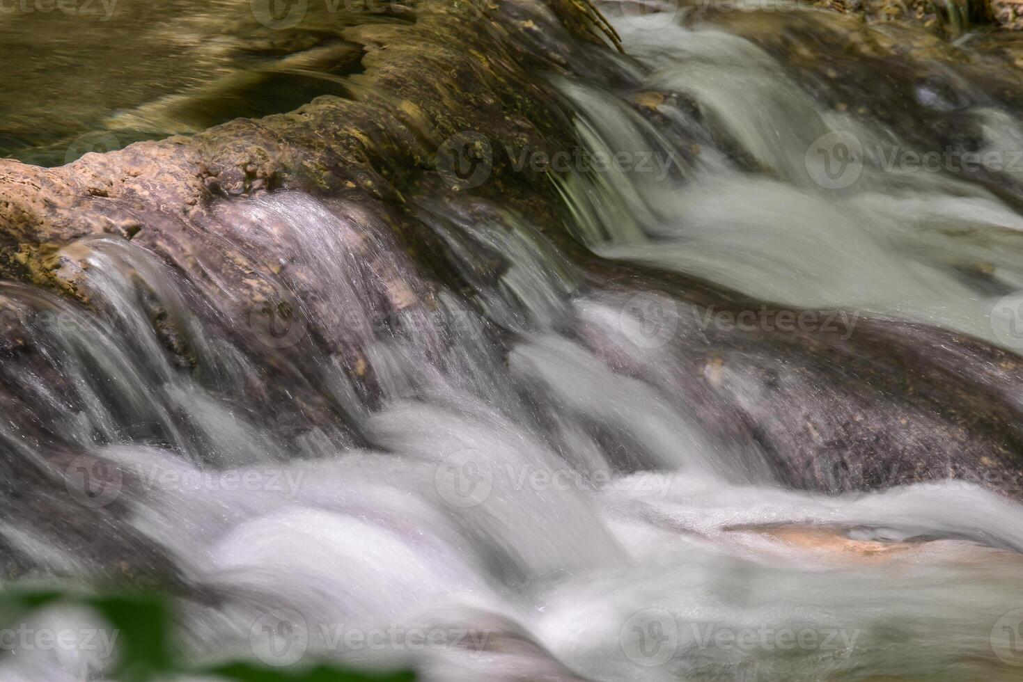 montanha corrente dentro a floresta - grandes exposição e fluindo água foto