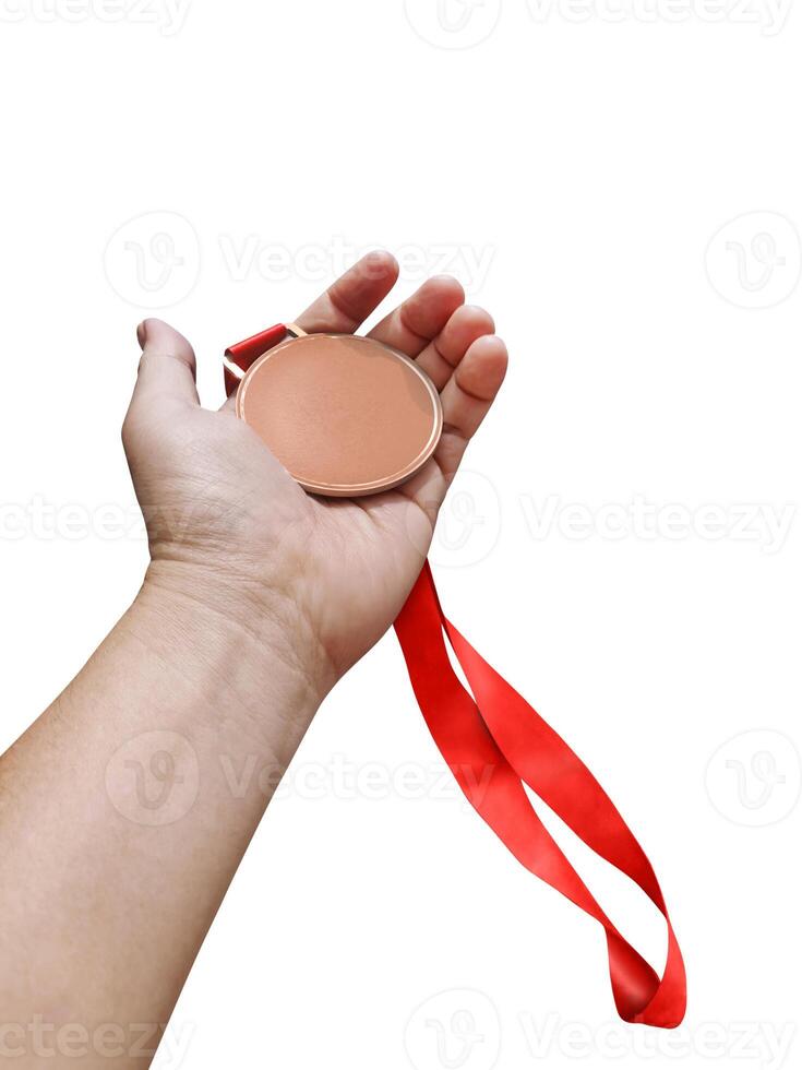 segurando uma bronze medalha vencedora branco fundo foto