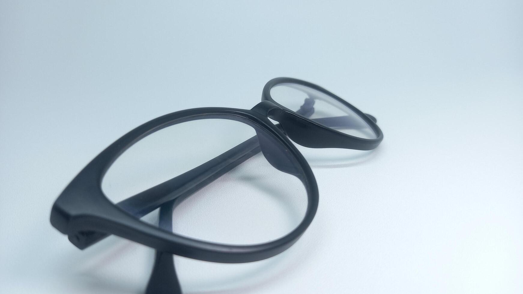 uma par do óculos em uma branco superfície foto