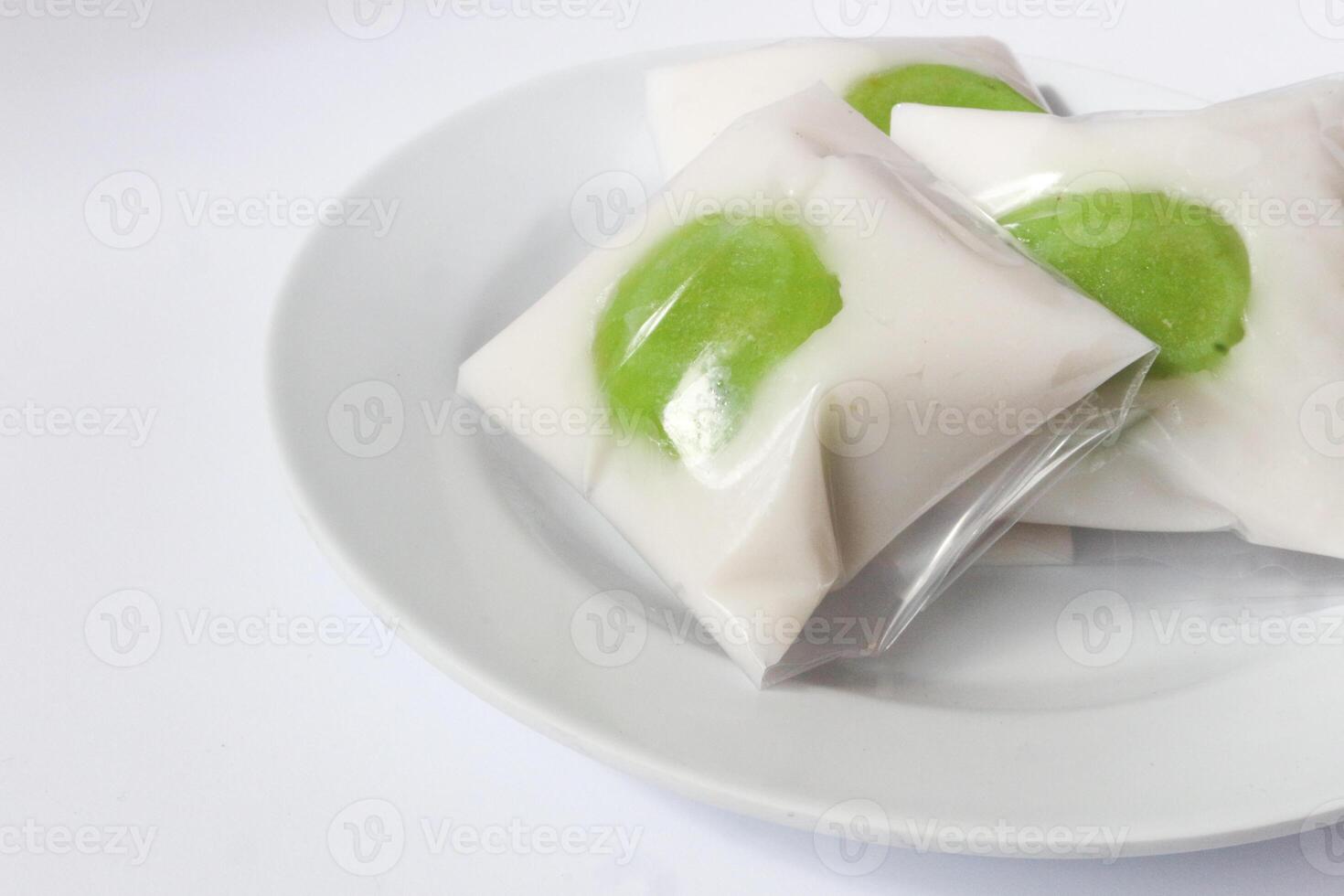 kue bugs, indonésio Jajan passar, tradicional lanche do glutinoso arroz farinha bolo preenchidas com doce Grato coco, sublinhado com banana folha. popular lanche durante Ramadã Como takjil foto